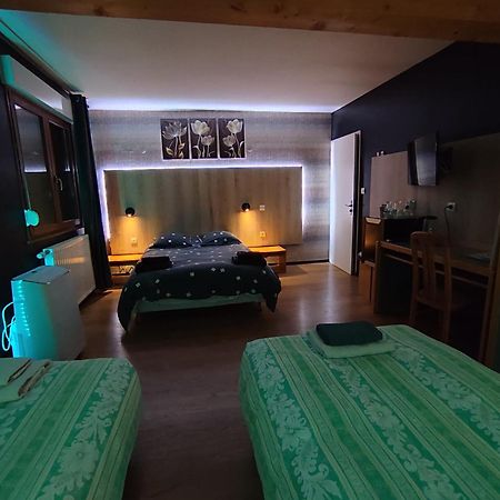 Logis Auberge De La Poirie Tendon Exteriör bild