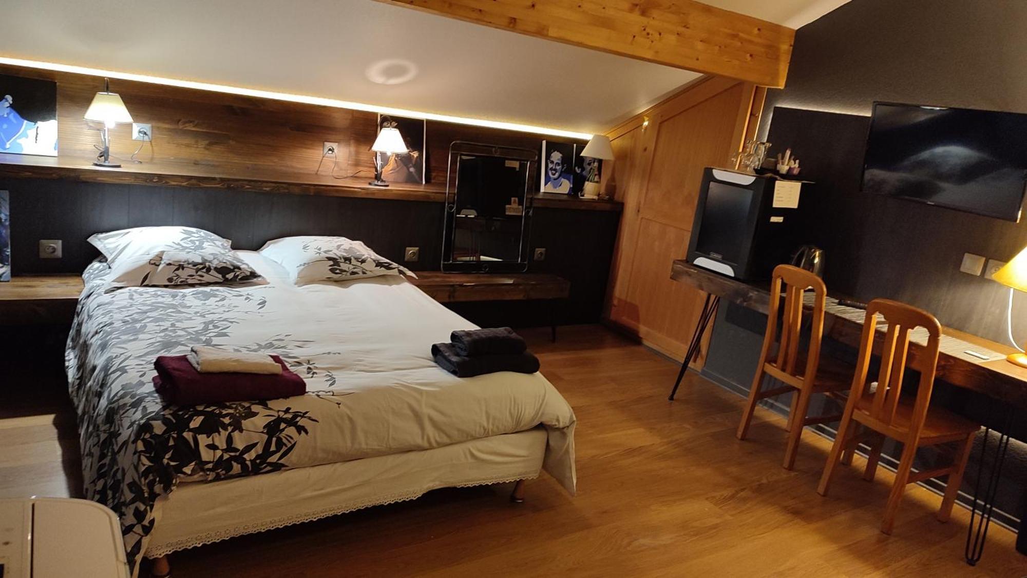 Logis Auberge De La Poirie Tendon Exteriör bild