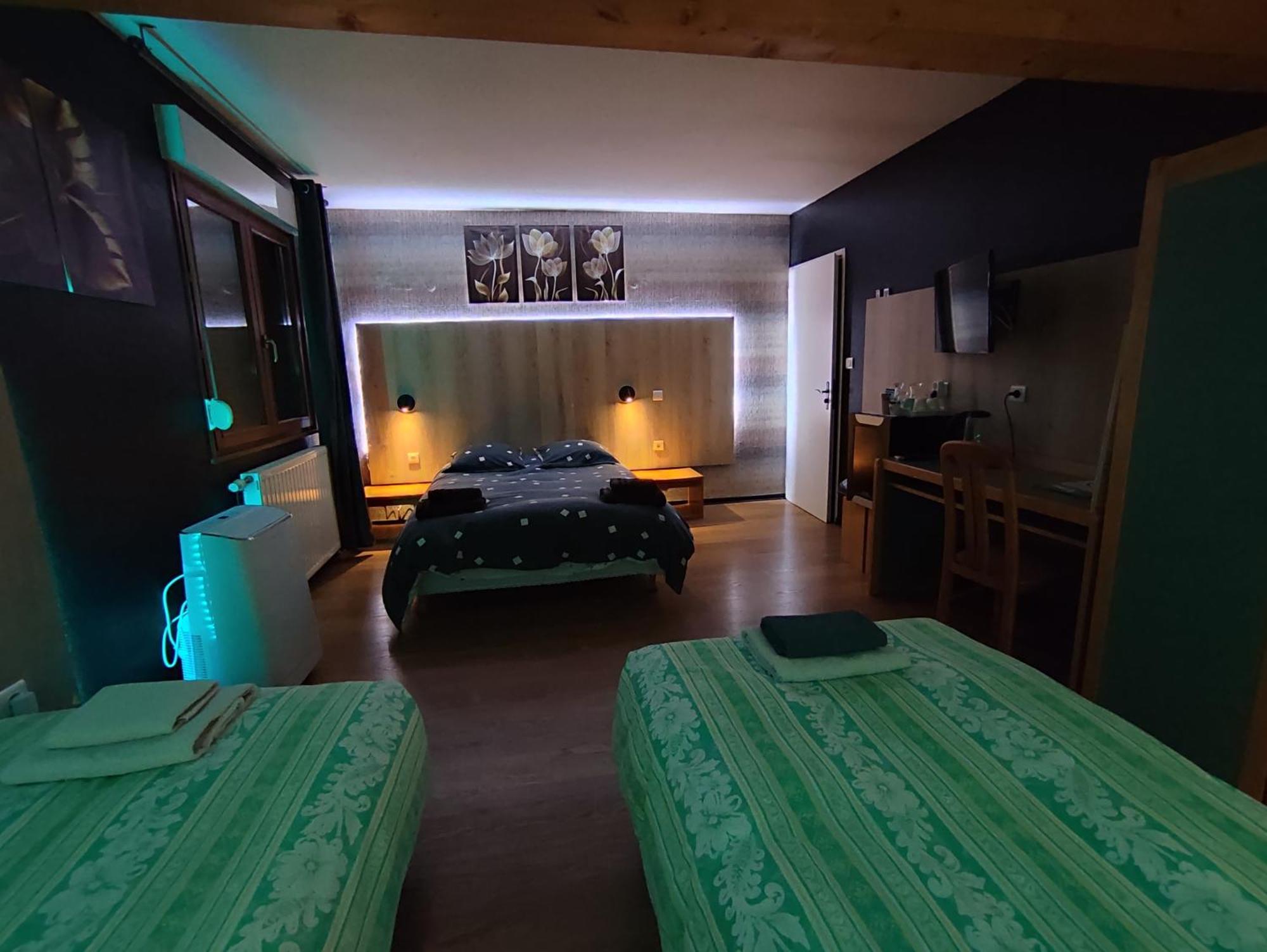 Logis Auberge De La Poirie Tendon Exteriör bild