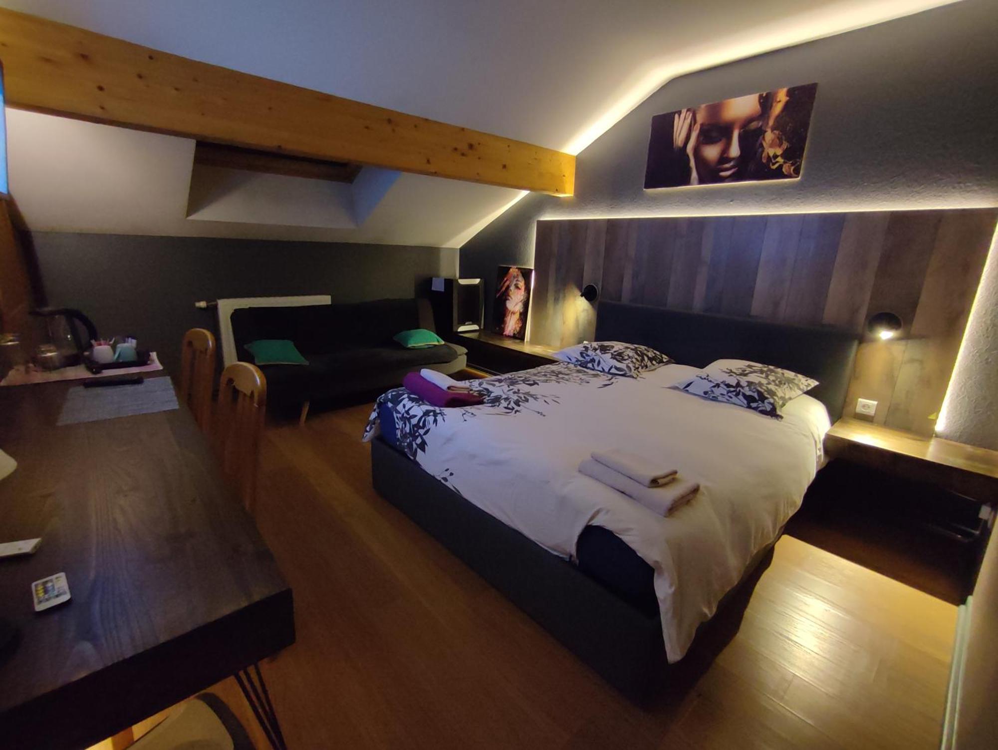 Logis Auberge De La Poirie Tendon Exteriör bild