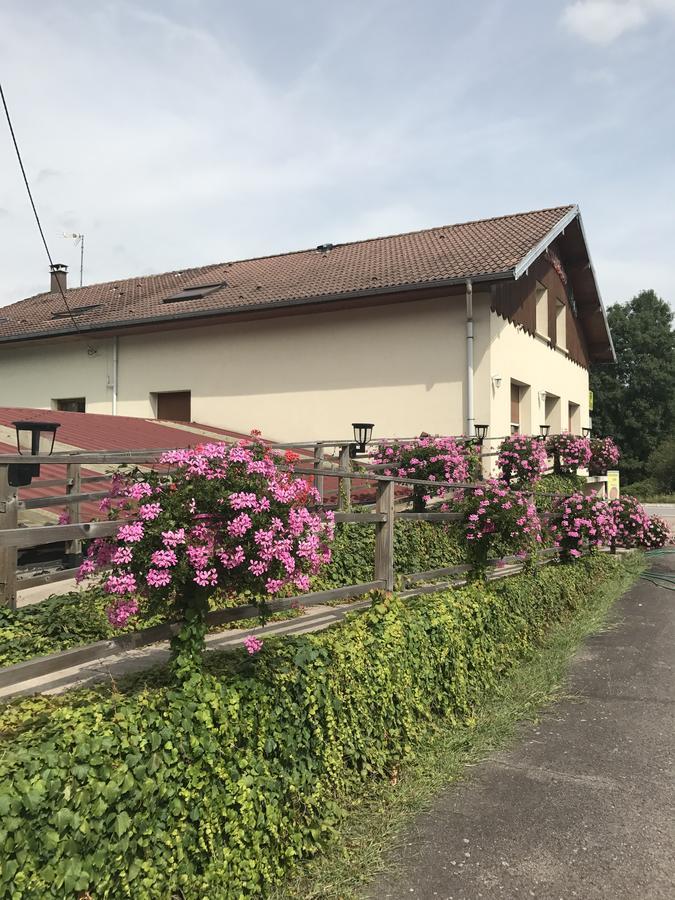 Logis Auberge De La Poirie Tendon Exteriör bild