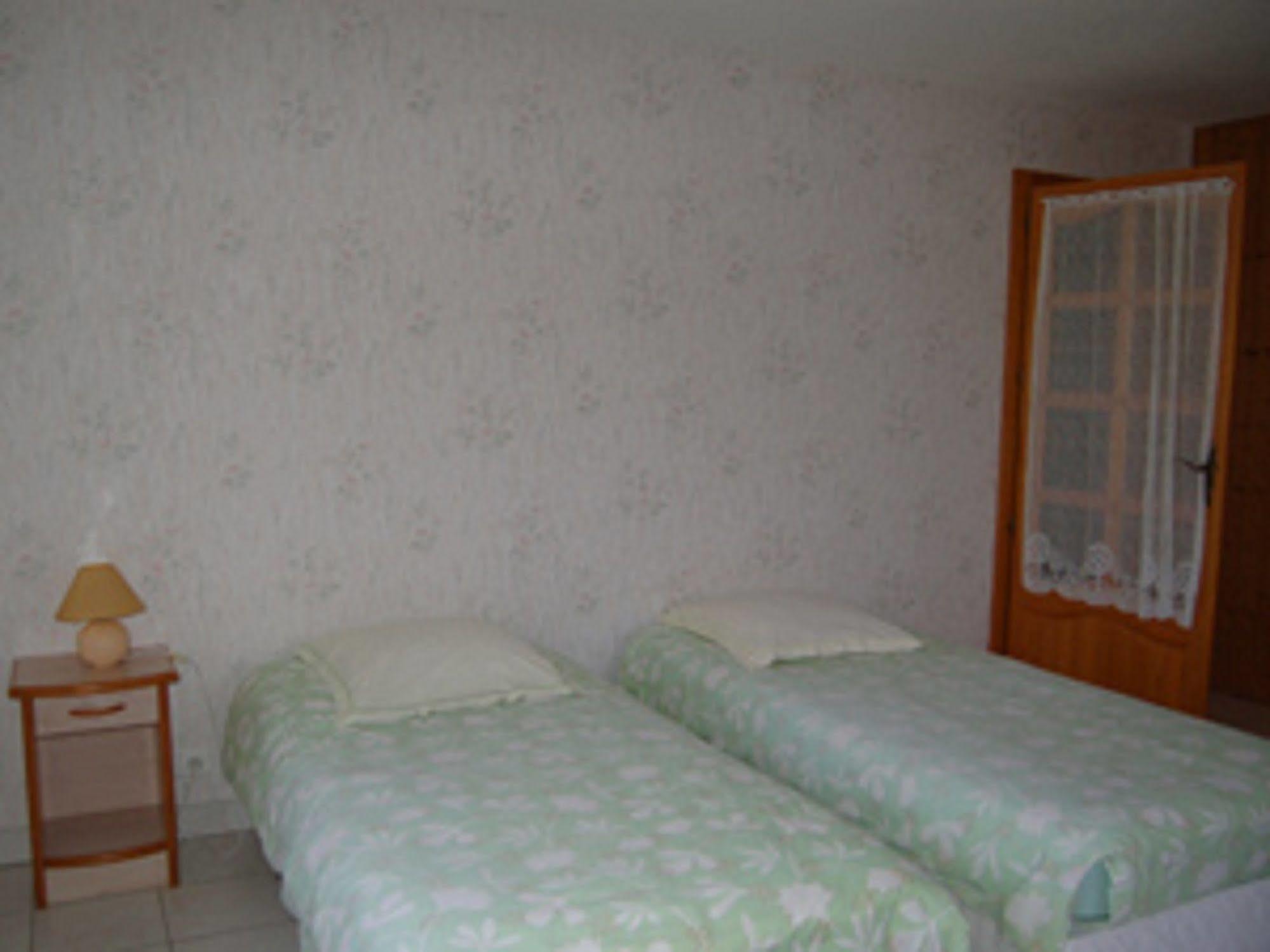 Logis Auberge De La Poirie Tendon Exteriör bild