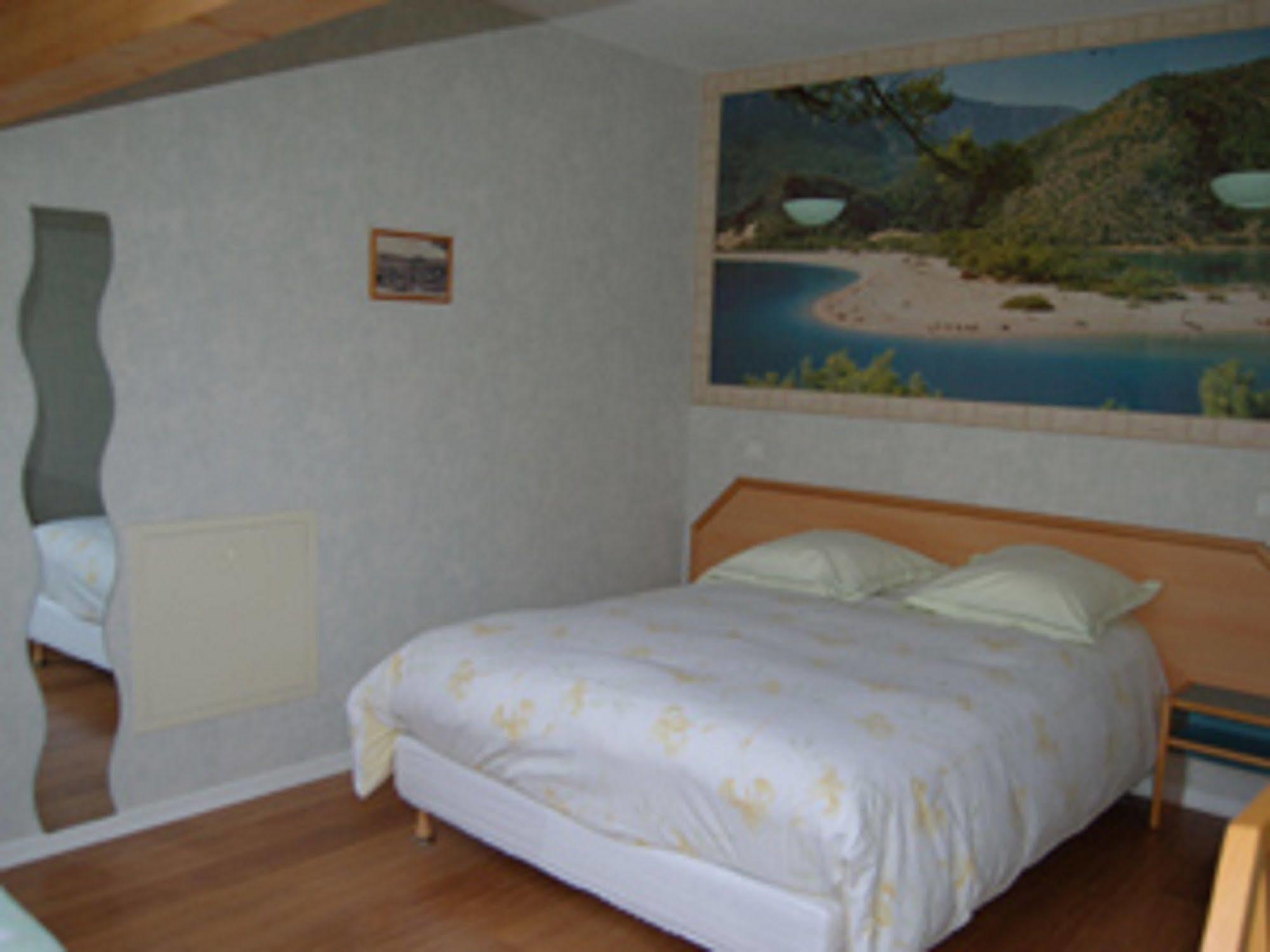 Logis Auberge De La Poirie Tendon Exteriör bild