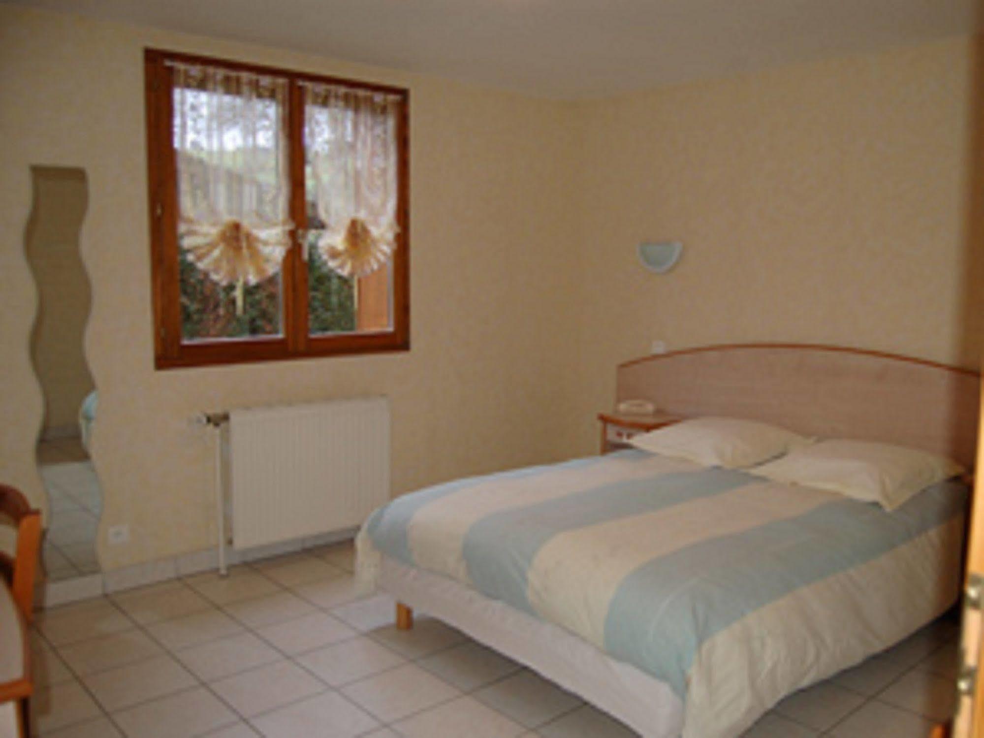 Logis Auberge De La Poirie Tendon Exteriör bild